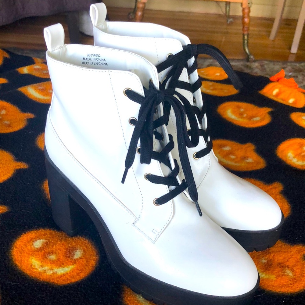Glam white boots with block heel
